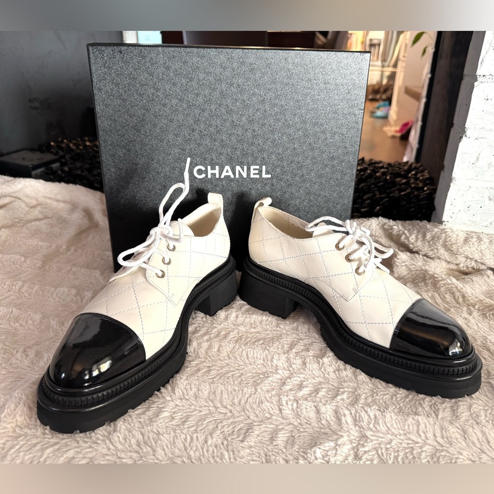 Chanel Lace Up Black and White Leather Oxford Shoes - Picture 4 of 13